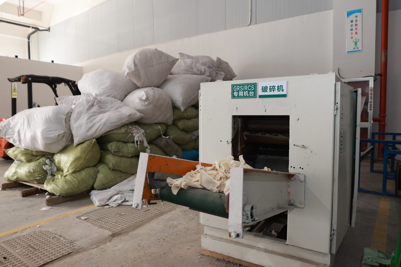 Machine processing recycled textile materials into fibers